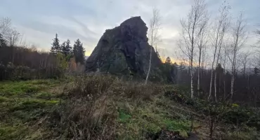Czerwona Skała na Pogórzu Kaczawskim. Niepozorny bastion dawnego wulkanizmu przy szlaku na Lubrzę