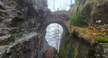 Fort Karola – samotna strażnica nad Szosą Stu Zakrętów