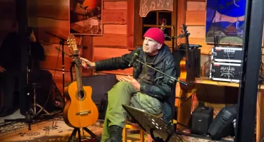 Lech Dyblik porwał Muzyczną Chatę Izerską: wieczór ballad, historii i niezwykłej atmosfery