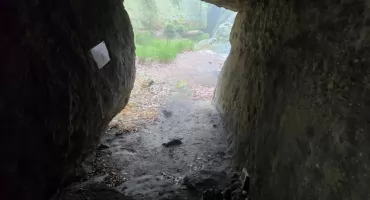 Tablica pamiątkowa Miroslava Roubíčka w szczelinie skały na Popovej Skale