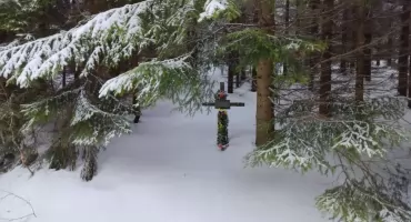 Krzyż przy drodze na Smědavę.Zapomniana tragedia na izerskiej drodze.