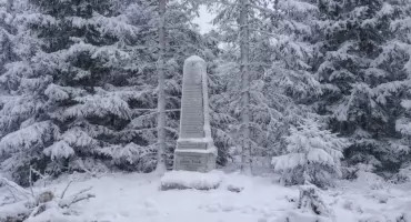 Śmierć Porschego w Górach Izerskich. Zabójstwo z 1874 roku, które upamiętnia leśny obelisk