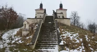 Między schodami a horyzontem. Zimowa wizyta na kalwarii w Ostrém