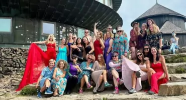 W sukniach na Szrenicy. Niezwykła inicjatywa kobiet podbija internet