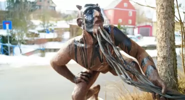 Najbardziej kontrowersyjna rzeźba regionu. ‘Kuszenie’ w Giebułtowie znowu ofiarą wandali