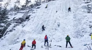 Zimowa ściana Karkonoszy. Lodospad w Labskim Dole przyciąga wspinaczy