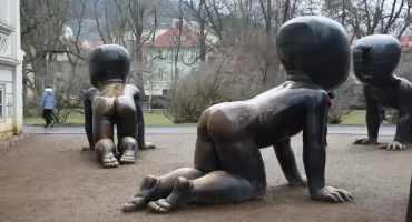 Nieoczywiste atrakcje Pragi: Niemowlaki, które pełzną przez wyobraźnię