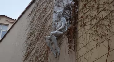 Nieoczywiste atrakcje Pragi - Siedząca dziewczyna