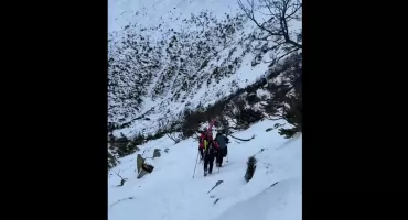 Akcja GOPR w Kotle Łomniczki. Turystki weszły na zamknięty szlak mimo zagrożenia lawinowego