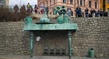 Najdziwniejszy przystanek w Czechach. Uczta olbrzymów w Libercu