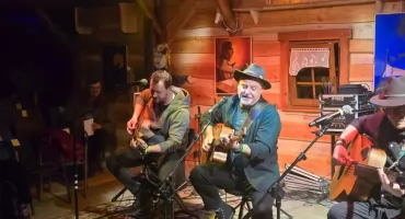 Piątek w Chacie Izerskiej: muzyka, która zamienia koncert w spotkanie przyjaciół