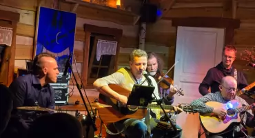 Sobotni wieczór w Chacie Izerskiej: między spokojem słowa a energią sceny