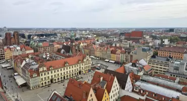 Chcesz zobaczyć panoramę Wrocławia ze Śnieżką w tle? Wejdź na wieżę bazyliki św. Elżbiety