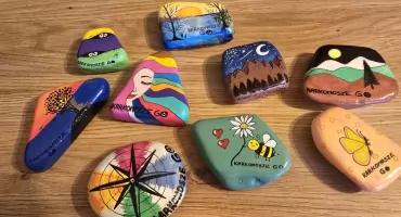 Kamyczki Wędrowniczki. Małe kamyki, wielkie podróże – historia, która sama się pisze.