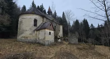 Ruina kościoła w Janowej Górze. Miejsce opuszczone przez ludzi.