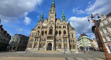 Ratusz w Libercu – architektura, polityka i pamięć miejsca