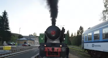 Stary parowóz i wagony z drewnianymi ławkami. Wieczorna podróż przez Góry Izerskie
