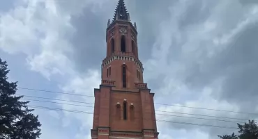 Samotna strażniczka historii. Wieża po ewangelickim kościele w Żaganiu wciąż dominuje nad miastem