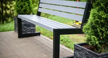 Nowoczesne ławki ogrodowe – jak dobrać meble do minimalistycznego ogrodu?