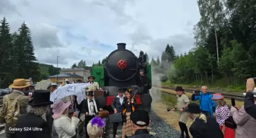 Parowóz na trasie Korenov – Szklarska Poręba. Tłumy na historycznych przejazdach.