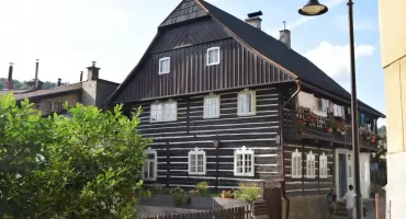 Wieś ukryta w mieście szkła. Travníky zachowały domy dawnych sukienników, garbarzy i piernikarzy.