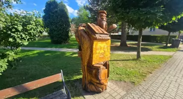 Sowa pilnuje książek. Niezwykła biblioteczka stanęła w Hejnicach. Najpiękniejsza w Górach Izerskich.