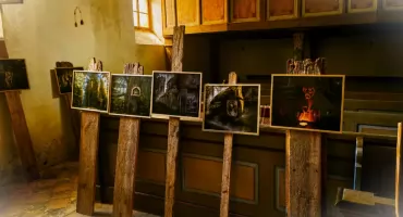 Śladami Wiary. Fotograficzna opowieść o pamięci i przemijaniu w najstarszym kościele Szklarskiej Poręby.