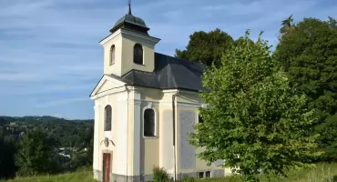 Kaplica na pustkowiu. Barokowa perła spogląda na Żelezny Brod