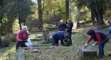 Panteon Karkonoszy odzyskuje pamięć. Kolejna polsko-niemiecka akcja w Szklarskiej Porębie Dolnej