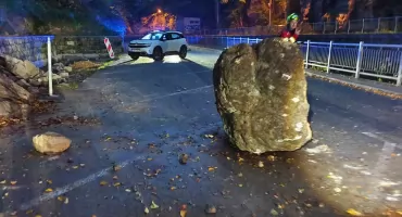 Dziesięć ton skał runęło na drogę. Zamknięto przejazd w Hrensku