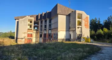 Schronisko zniknęło, betonowy gigant pozostał. Niezwykła historia w Górach Izerskich